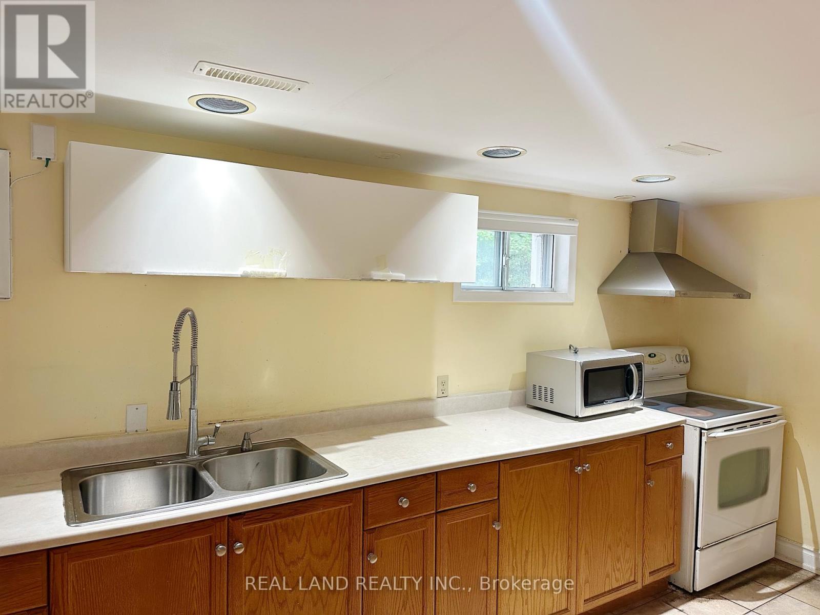 26 Greyhound Drive E, Toronto, Ontario  M2H 1K3 - Photo 2 - C12539554