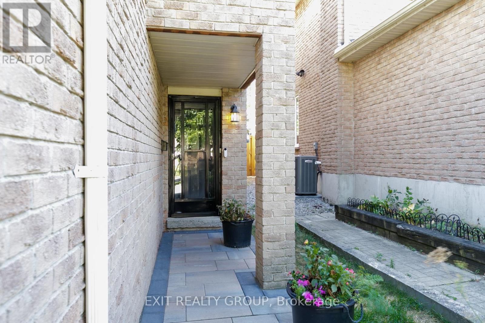 765 Hampton Court, Pickering, Ontario L1W 3M3 - Photo 2 - E12539600