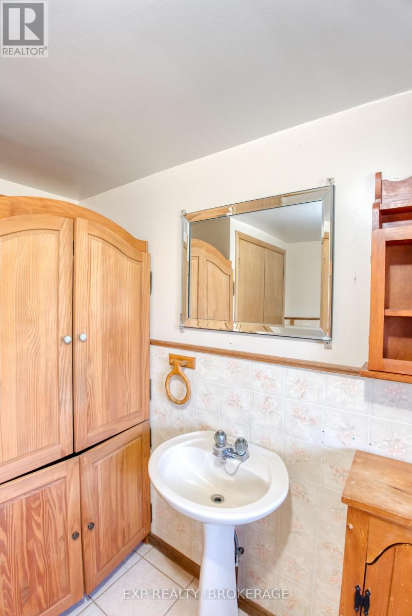 2281 Upper Flinton Road, Addington Highlands, Ontario K0H 1P0 - Photo 17 - X12539574