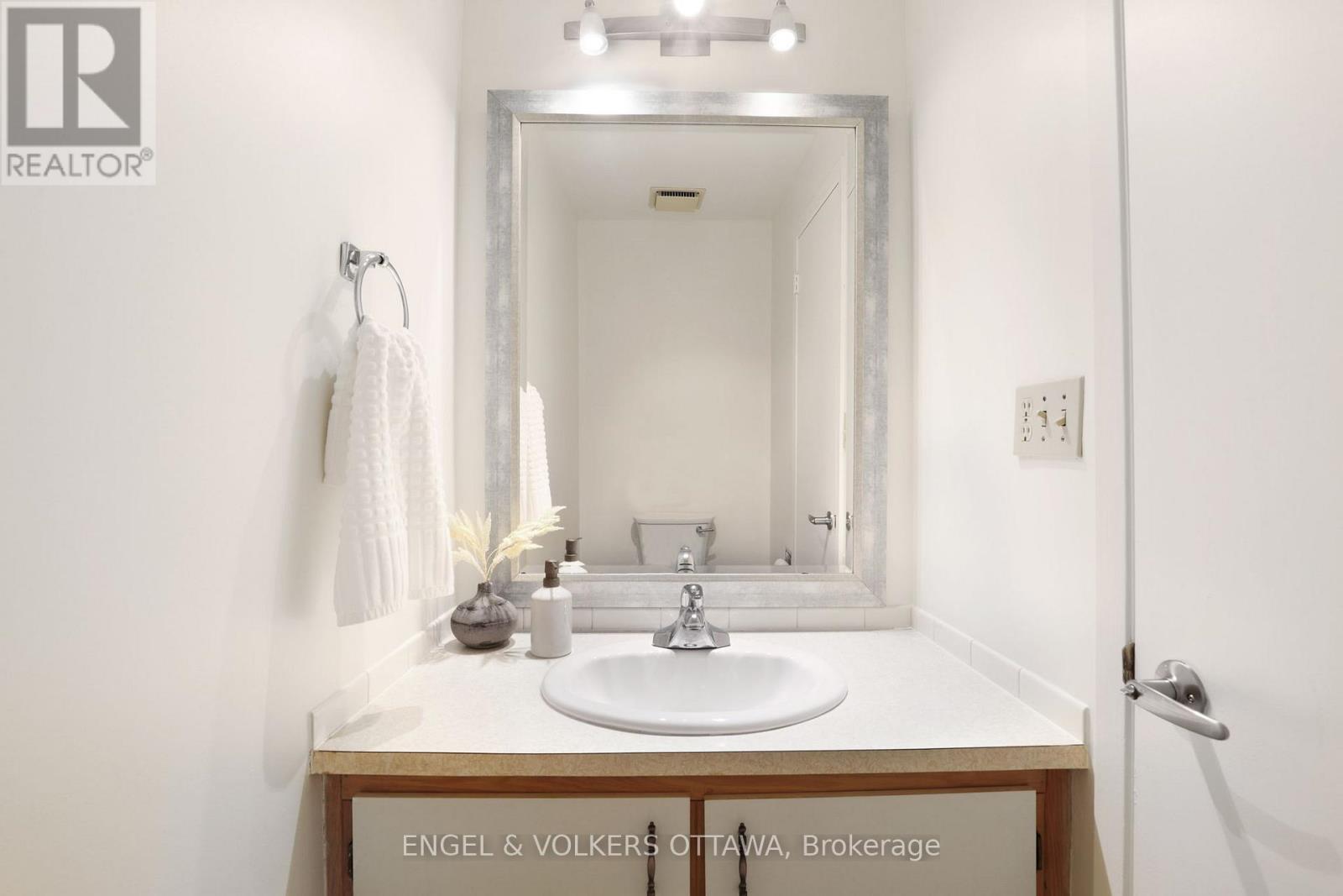 60 Homestead Street, Ottawa, Ontario  K2E 7N6 - Photo 12 - X12539622