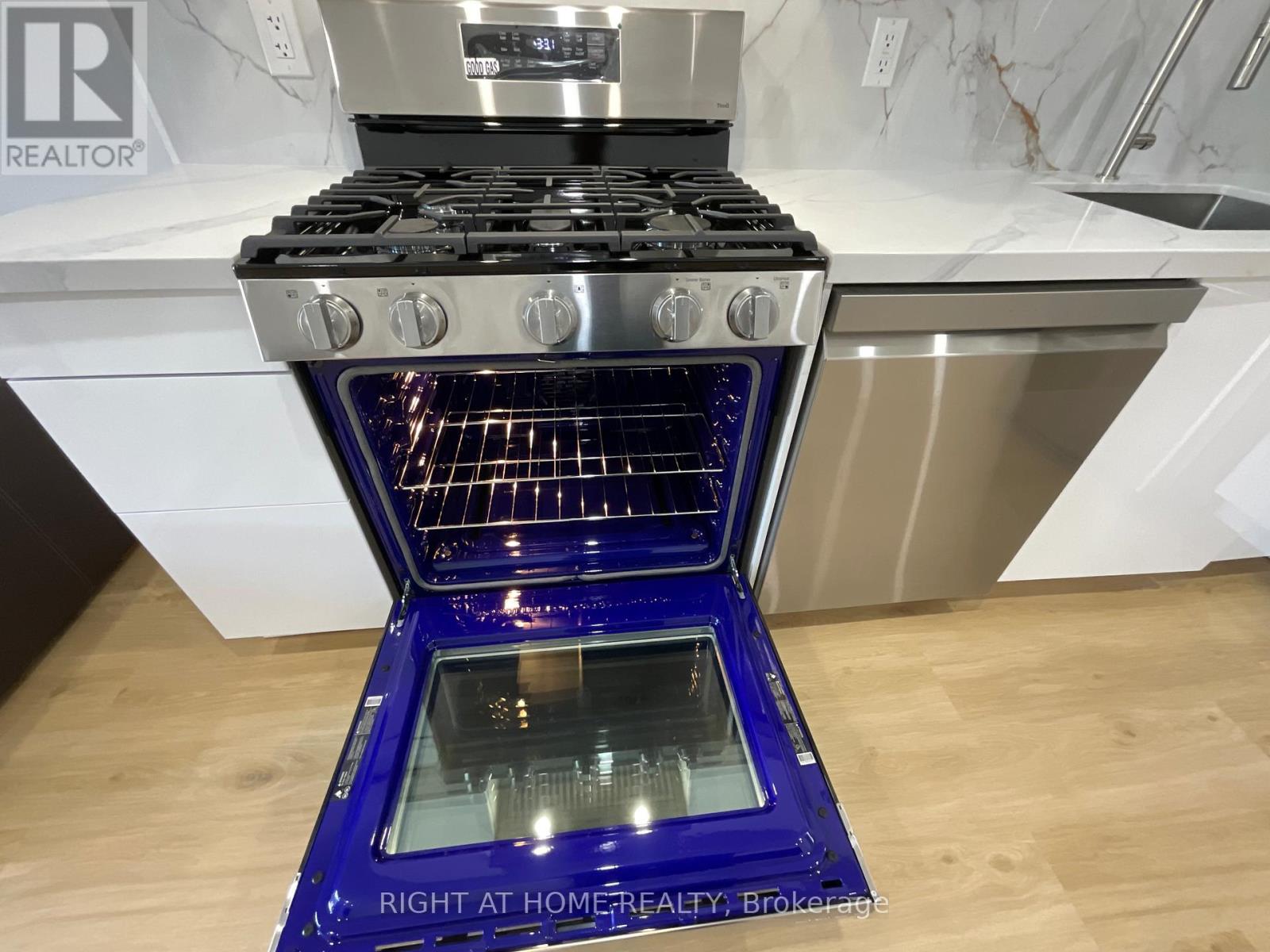 Main Floor - 674 Manning Avenue, Toronto, Ontario  M6G 2W4 - Photo 5 - C12469431