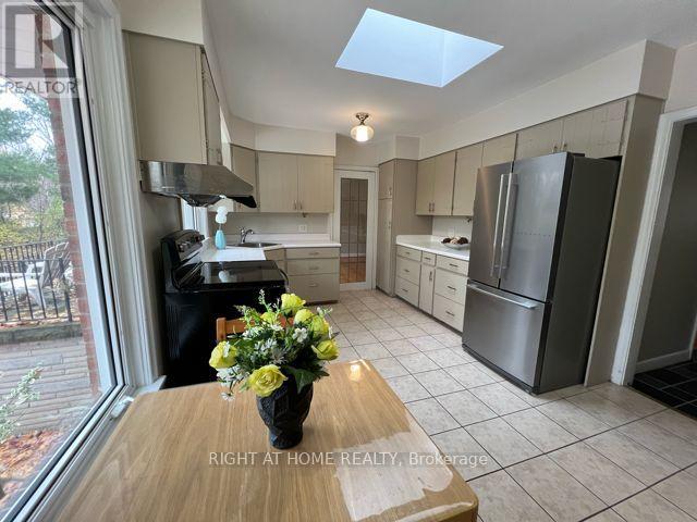 1445 Ryan Place, Mississauga, Ontario  L5C 1J7 - Photo 10 - W12535596