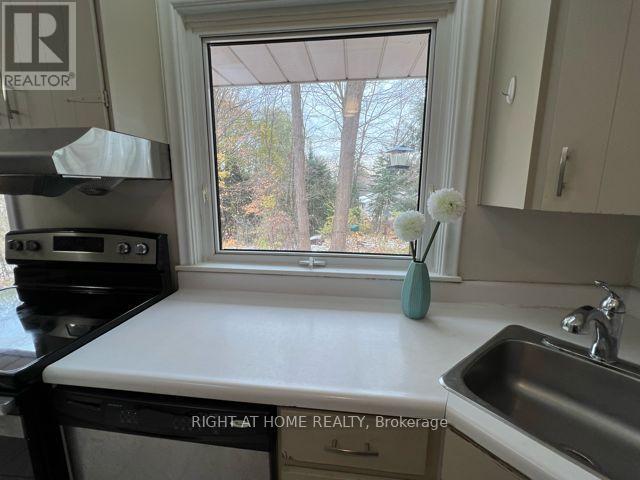 1445 Ryan Place, Mississauga, Ontario  L5C 1J7 - Photo 11 - W12535596