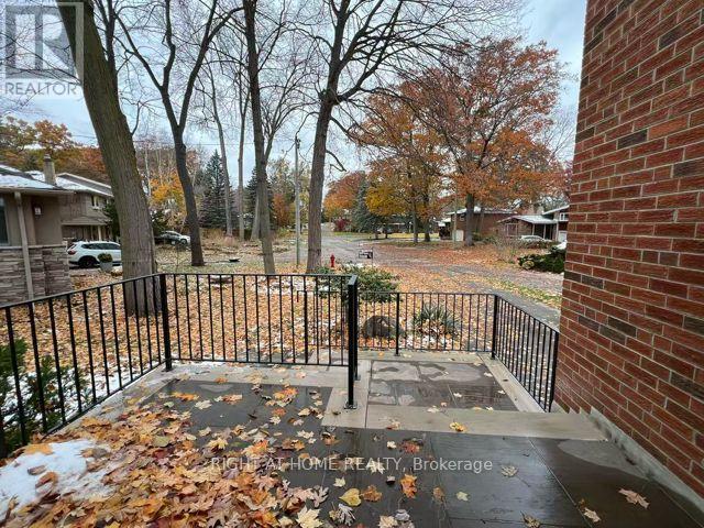 1445 Ryan Place, Mississauga, Ontario  L5C 1J7 - Photo 2 - W12535596