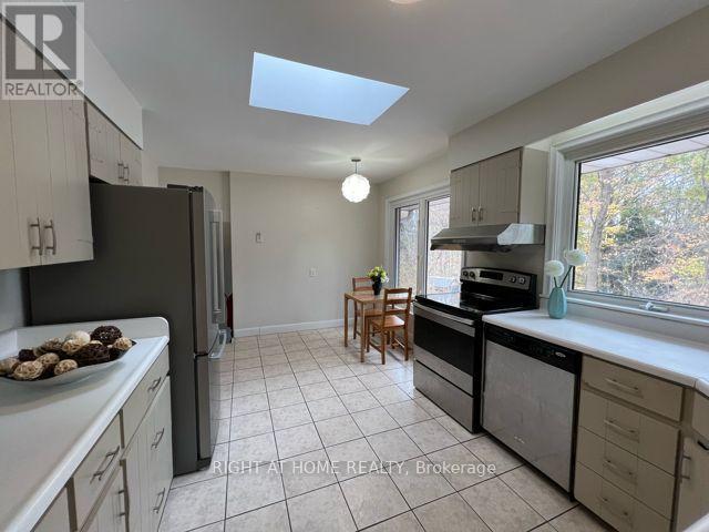 1445 Ryan Place, Mississauga, Ontario  L5C 1J7 - Photo 9 - W12535596