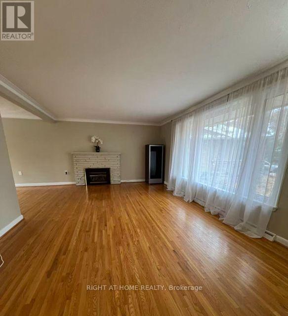 1445 Ryan Place, Mississauga, Ontario  L5C 1J7 - Photo 3 - W12535596