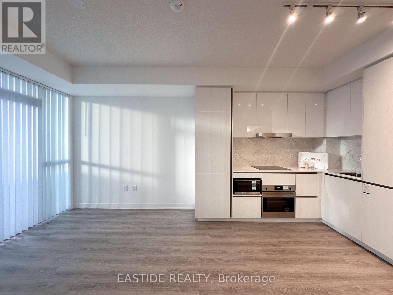 1215 - 8 INTERCHANGE WAY, Vaughan, Ontario