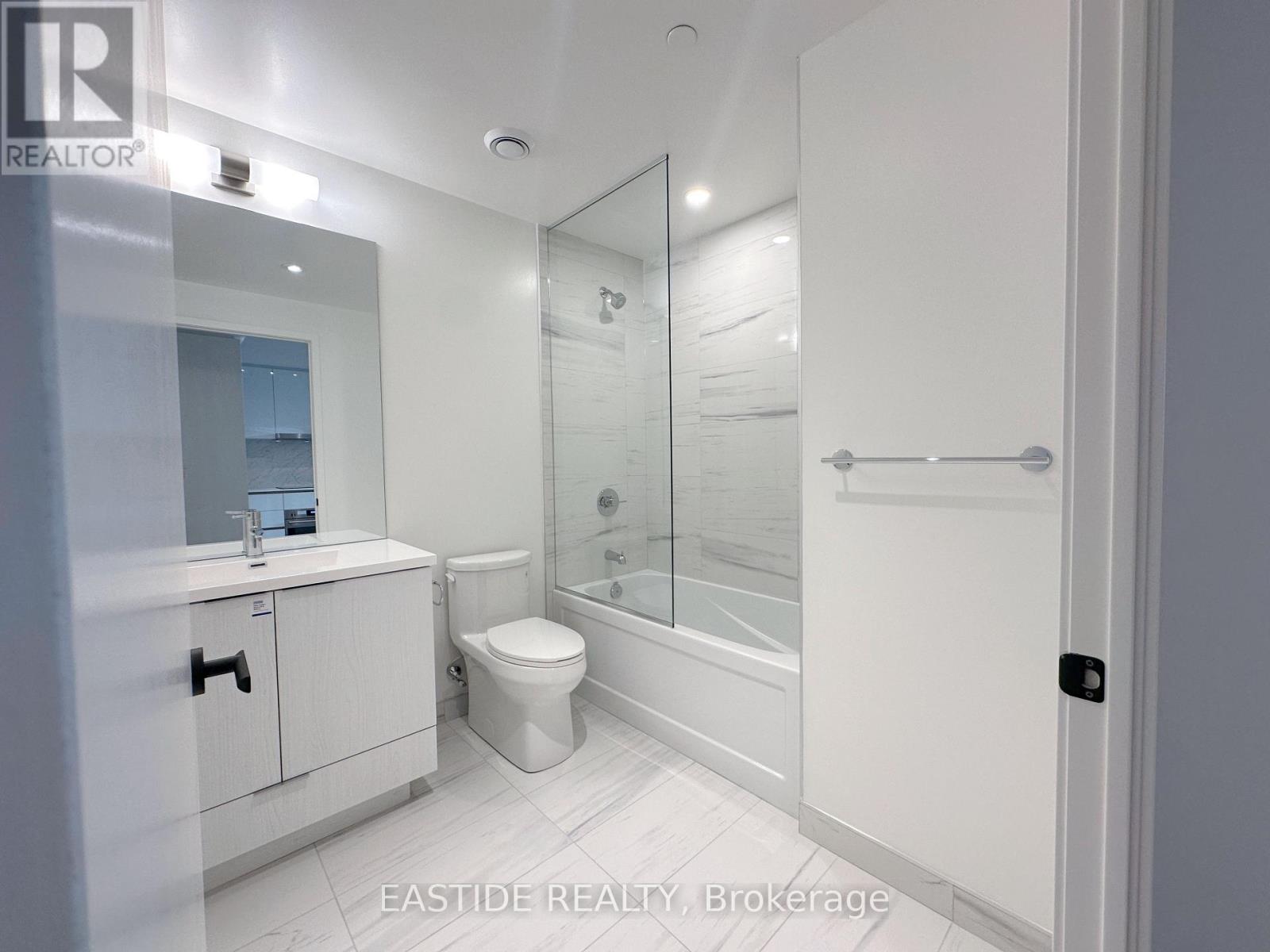 1215 - 8 Interchange Way, Vaughan, Ontario  L4K 5Z7 - Photo 5 - N12539582