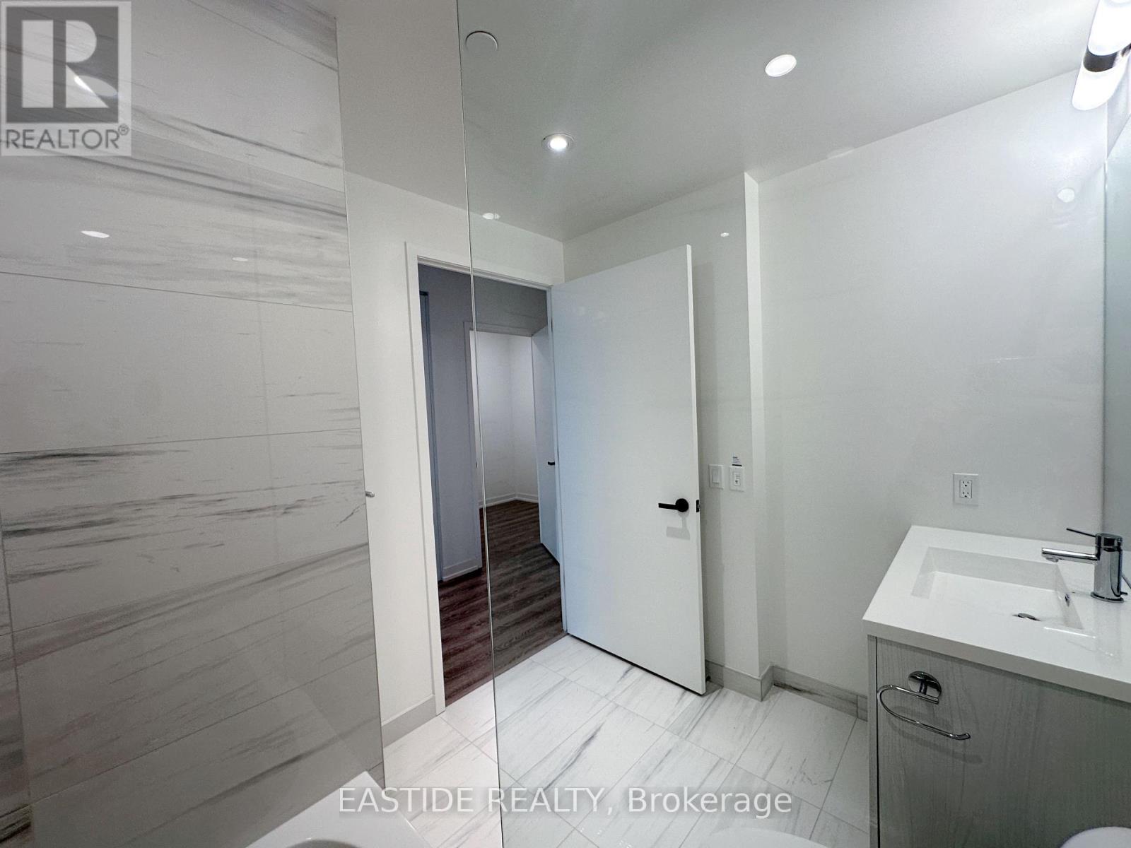 1215 - 8 Interchange Way, Vaughan, Ontario  L4K 5Z7 - Photo 6 - N12539582