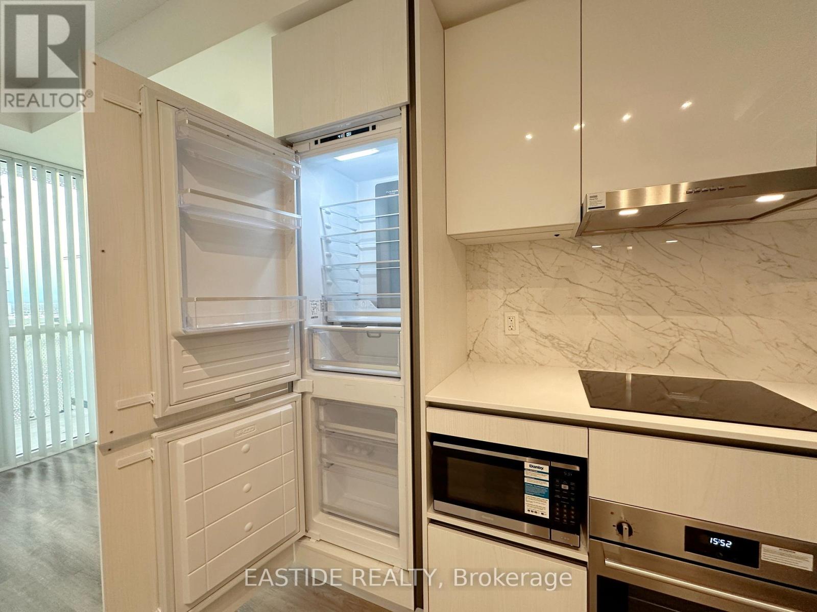 1215 - 8 Interchange Way, Vaughan, Ontario  L4K 5Z7 - Photo 8 - N12539582