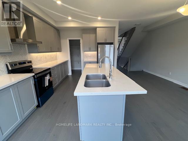 48 York Downs Boulevard, Markham, Ontario  L6C 3M6 - Photo 2 - N12539634