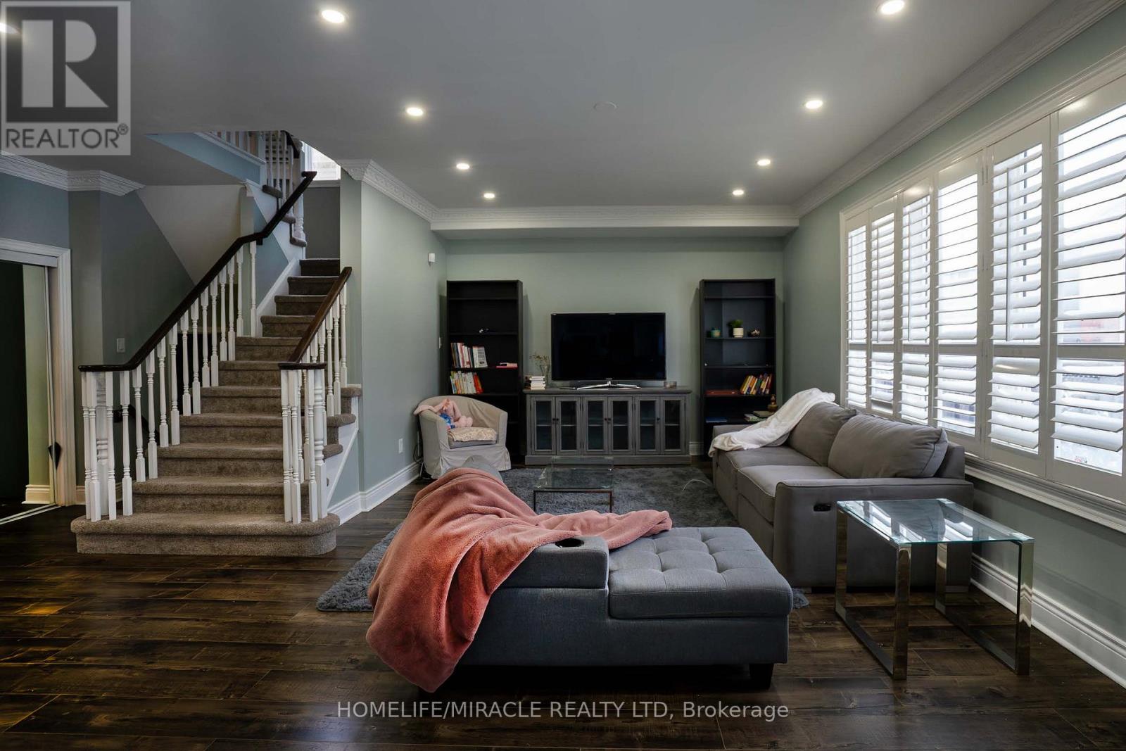 949 Mcneil Drive, Milton, Ontario  L9T 6N1 - Photo 2 - W12539628