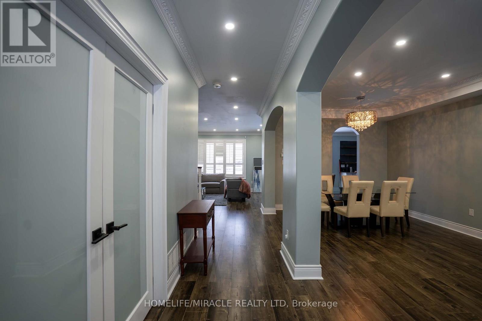 949 Mcneil Drive, Milton, Ontario  L9T 6N1 - Photo 3 - W12539628