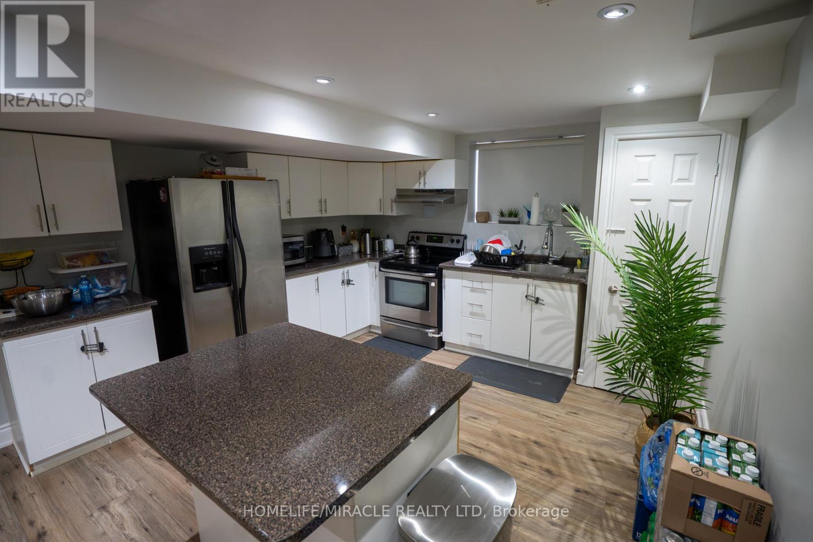 949 Mcneil Drive, Milton, Ontario  L9T 6N1 - Photo 5 - W12539628