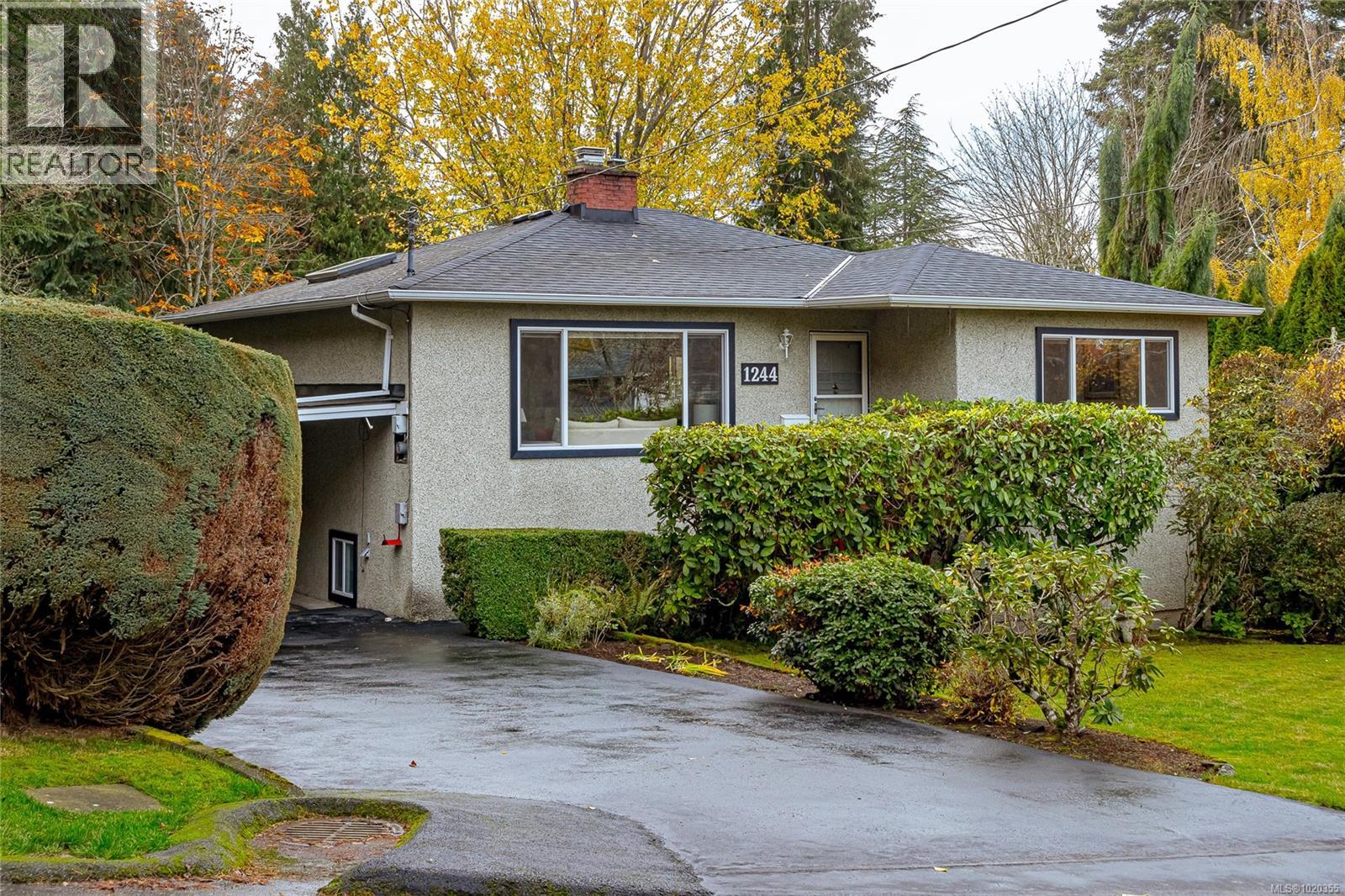 1244 Pearce Cres, Saanich, British Columbia