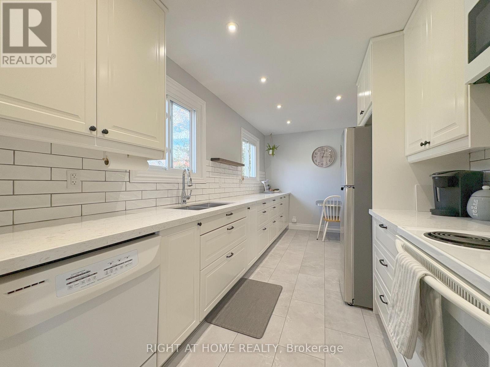 Upper - 975 Mink Street, Pickering, Ontario  L1W 2G6 - Photo 5 - E12539642