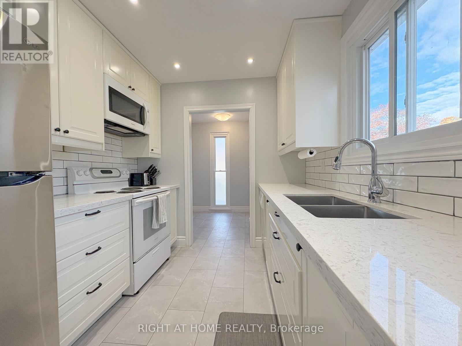 Upper - 975 Mink Street, Pickering, Ontario  L1W 2G6 - Photo 7 - E12539642