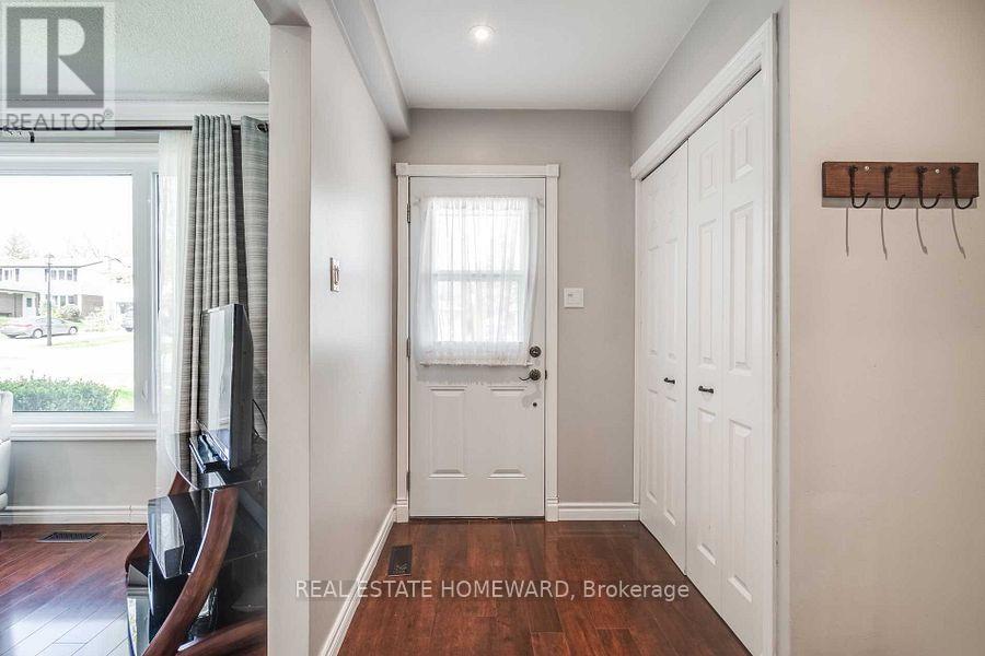 220 William Roe Boulevard, Newmarket, Ontario  L3Y 1B5 - Photo 3 - N12539676