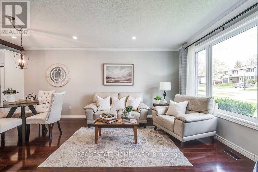 220 William Roe Boulevard, Newmarket, Ontario  L3Y 1B5 - Photo 4 - N12539676