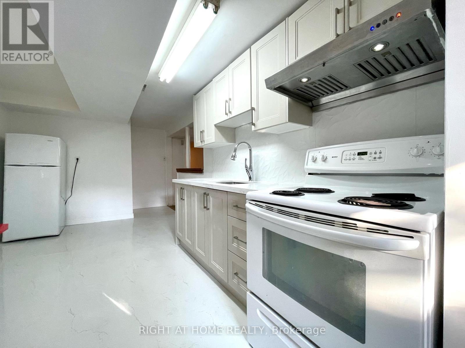 Bsmt - 3264 Fieldgate Drive, Mississauga, Ontario  L4X 2H7 - Photo 7 - W12539664