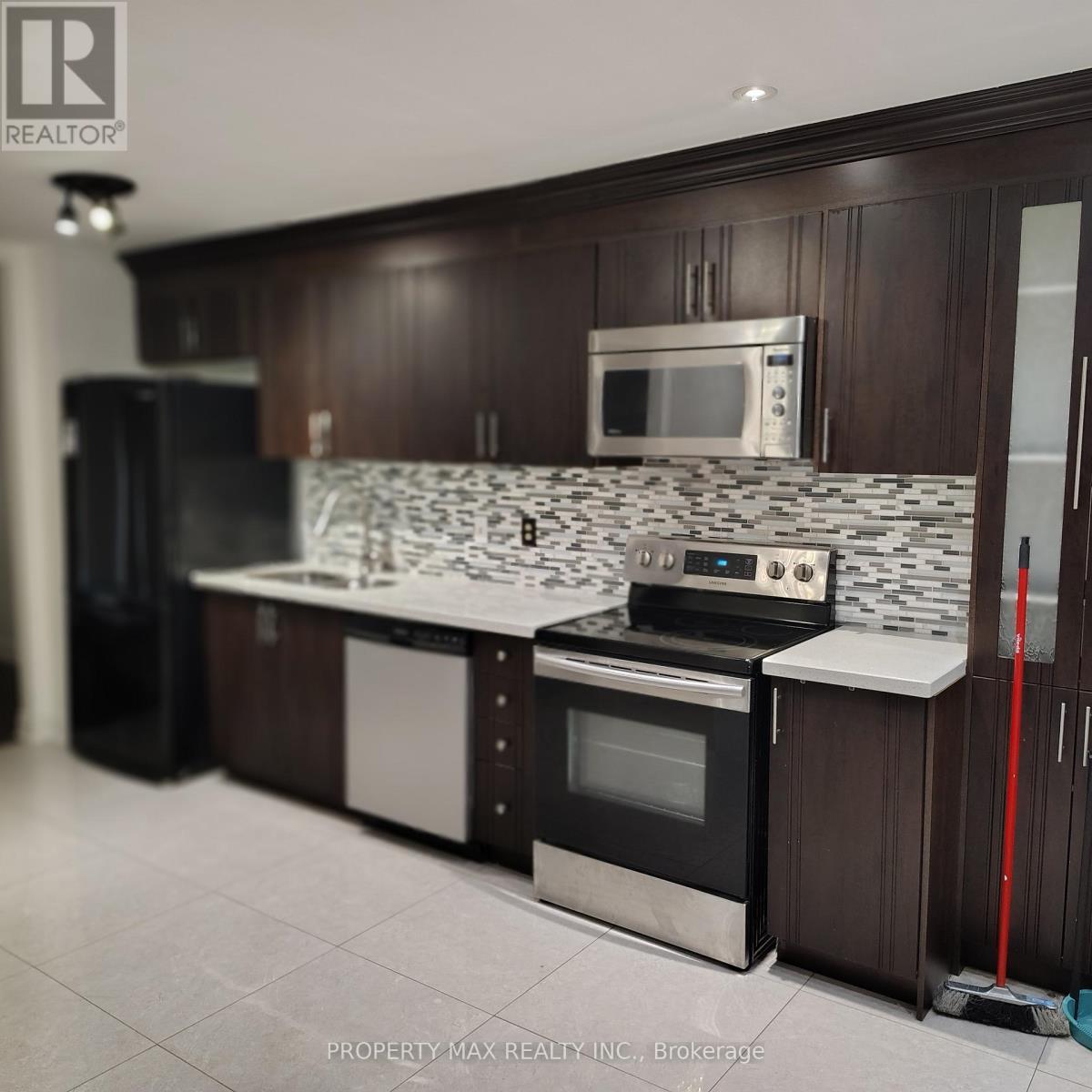 246 Simmons Boulevard, Brampton, Ontario  L6V 3Y1 - Photo 3 - W12539672