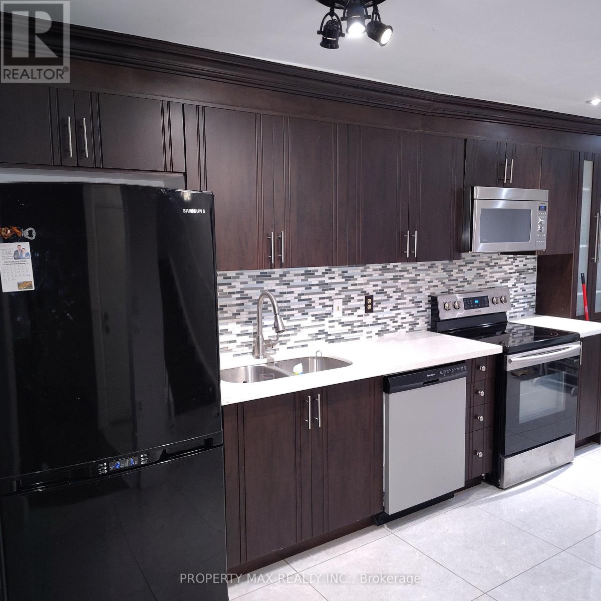 246 Simmons Boulevard, Brampton, Ontario  L6V 3Y1 - Photo 4 - W12539672