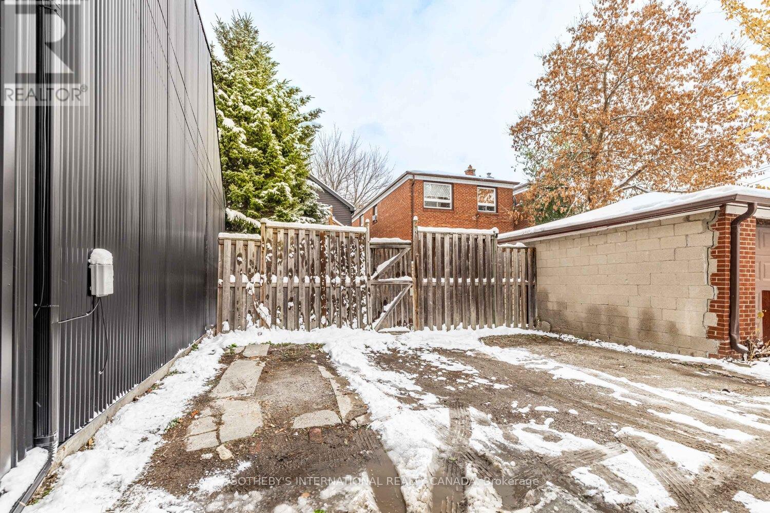 122 Kenwood Avenue, Toronto, Ontario  M6C 2S3 - Photo 36 - C12539690