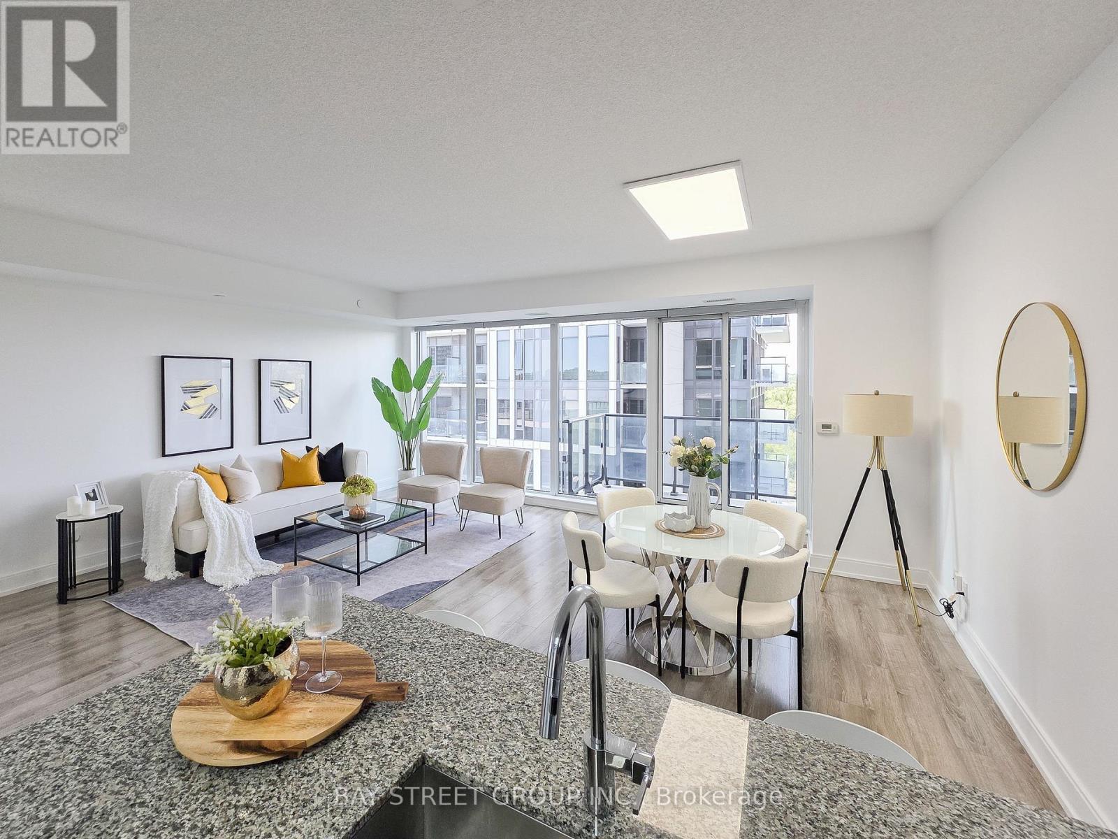 705b - 9608 Yonge Street, Richmond Hill, Ontario  L4C 0X4 - Photo 2 - N12539684