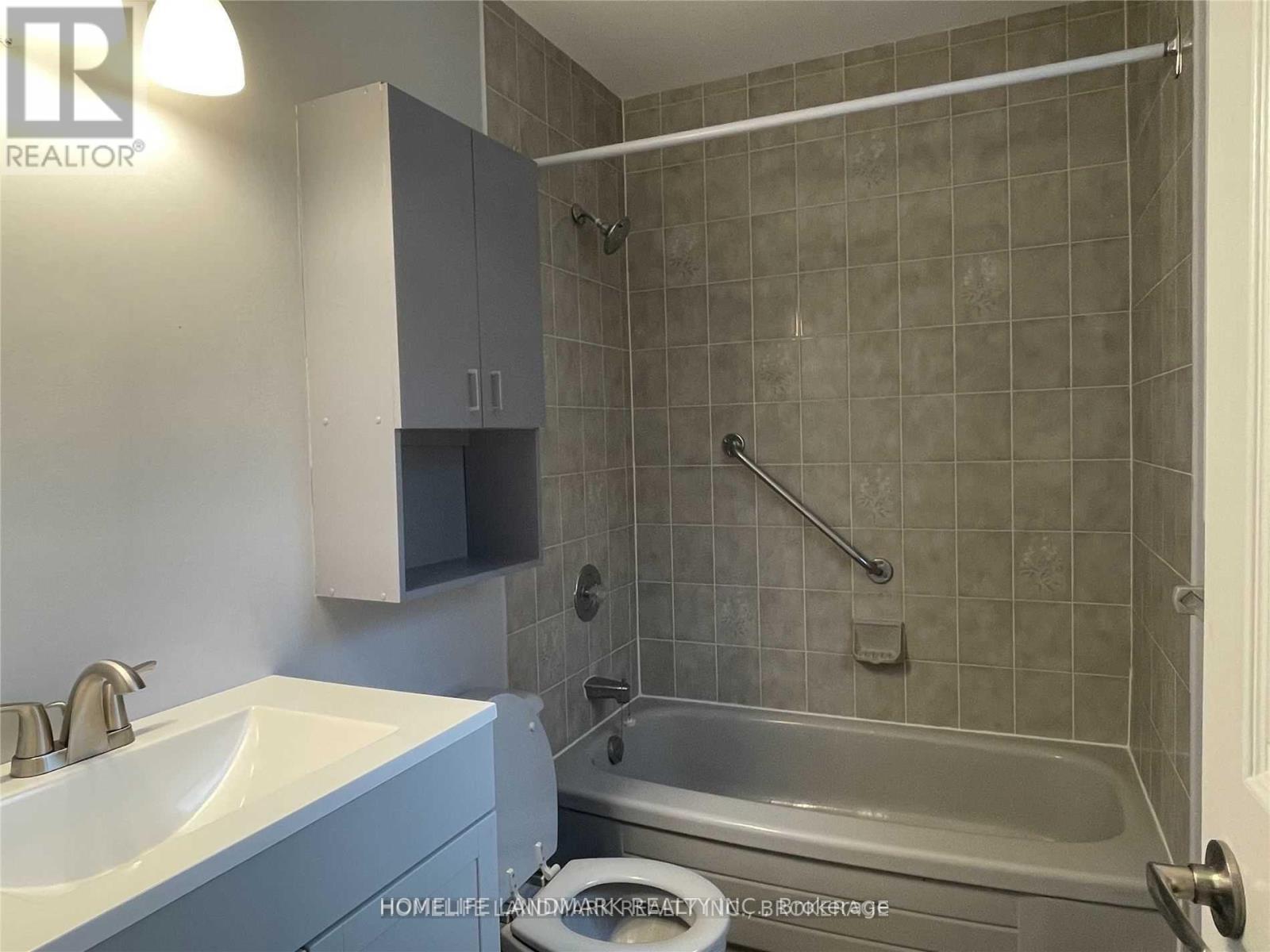 Upper - 2 Gibbon Drive, Barrie, Ontario  L4N 6G3 - Photo 4 - S12539698