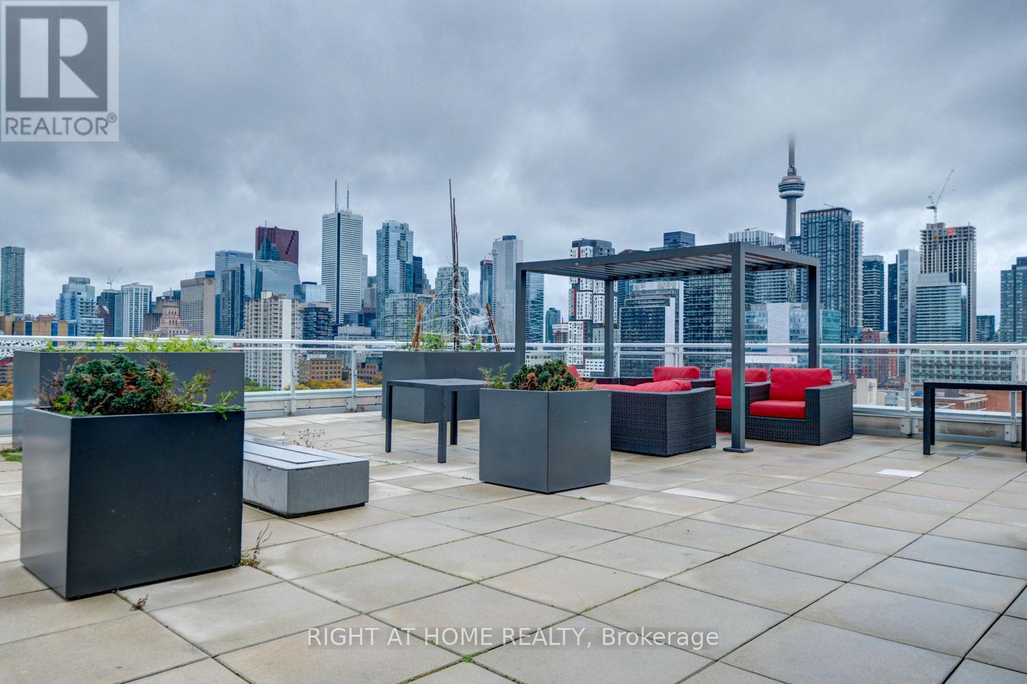 701 - 10 WILLISON SQUARE, Toronto, Ontario