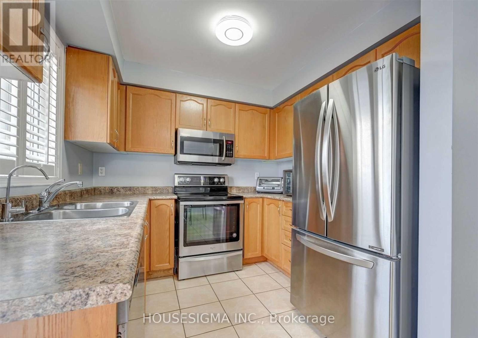 77 Beavervalley Drive, Brampton, Ontario  L7A 3R3 - Photo 11 - W12539706