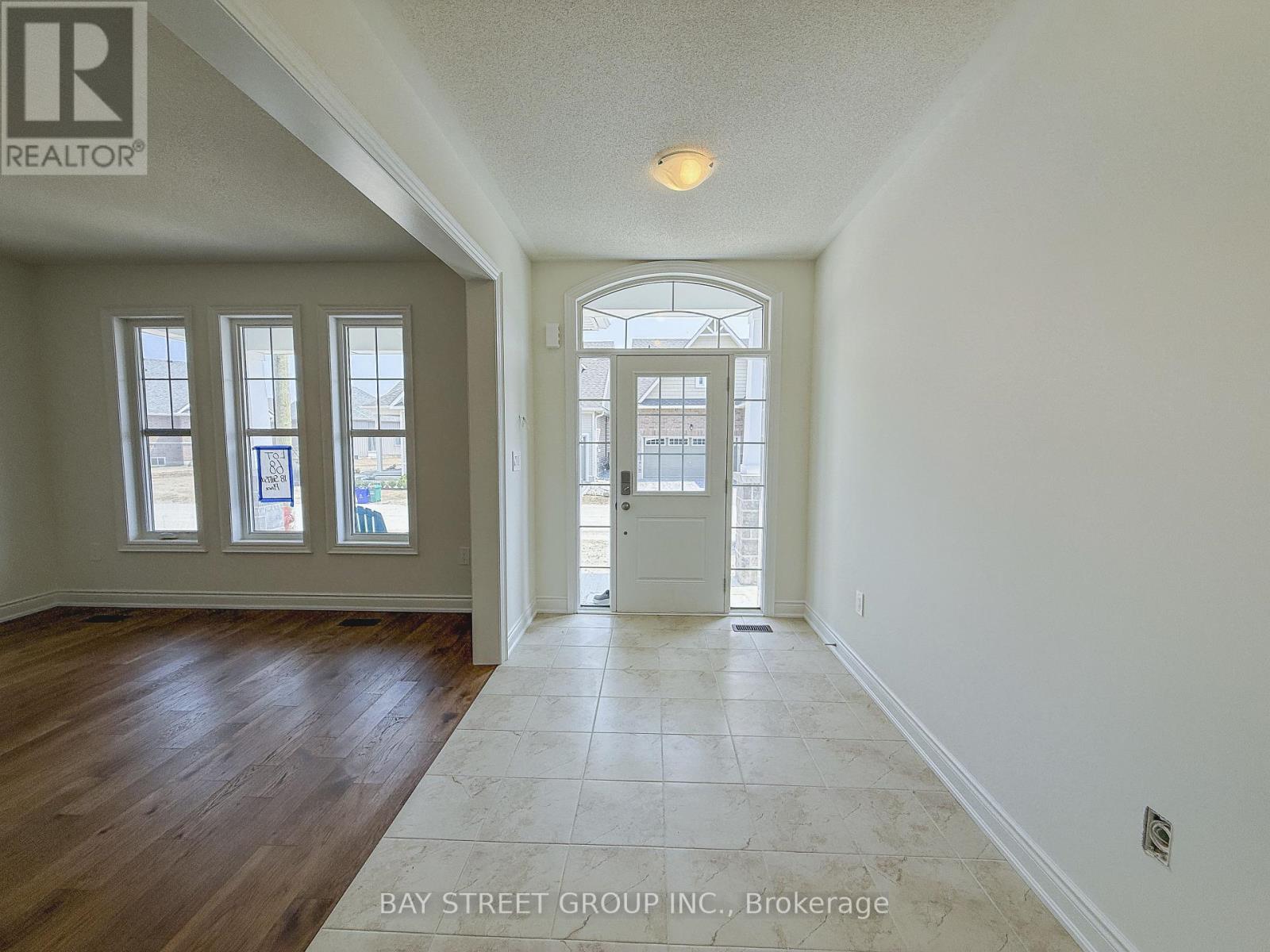 18 Shelson Place, Georgina, Ontario  L0E 1R0 - Photo 3 - N12539738