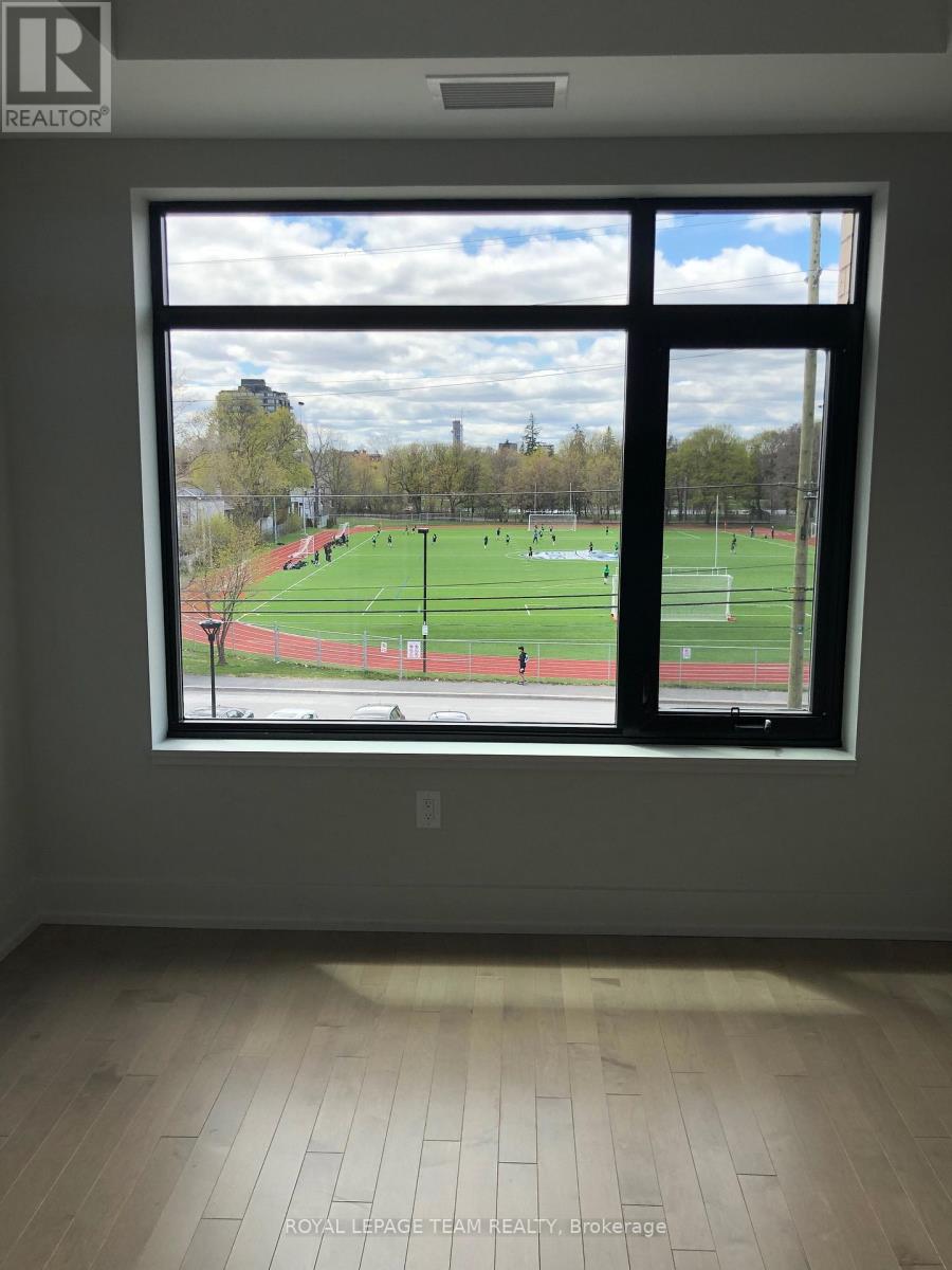 60 Springhurst Avenue, Ottawa, Ontario  K1S 5V7 - Photo 3 - X12539790