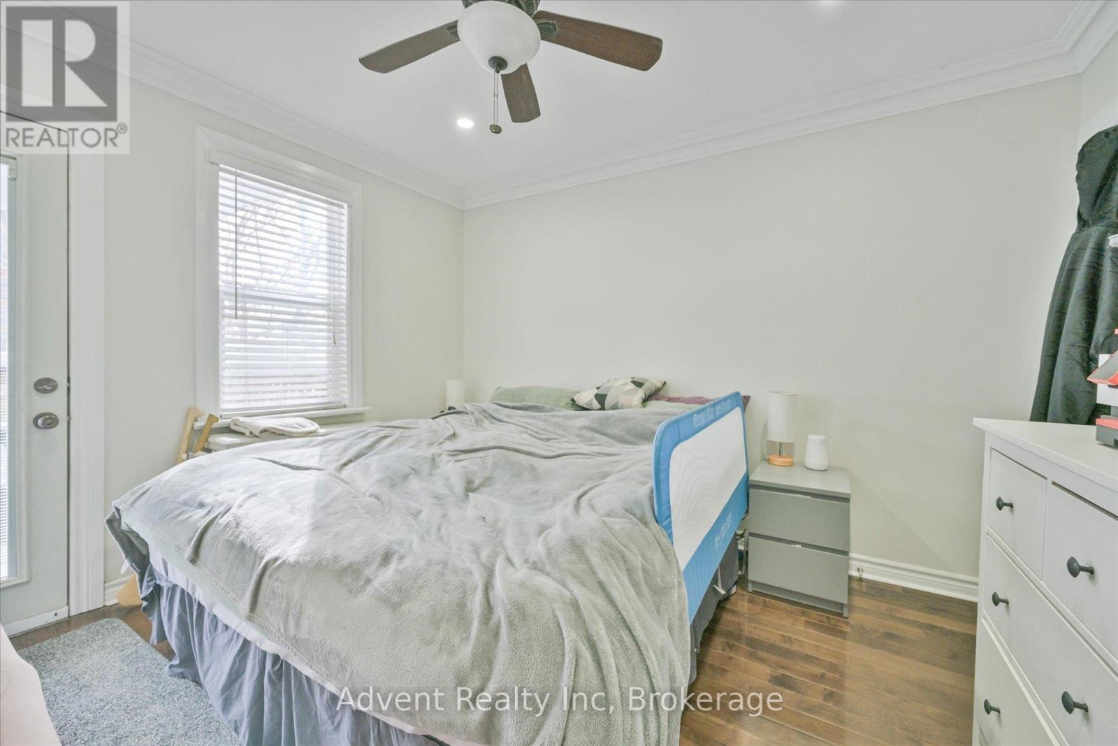Main - 63 Burnaby Boulevard, Toronto, Ontario M5N 1G3 - Photo 8 - C12539780