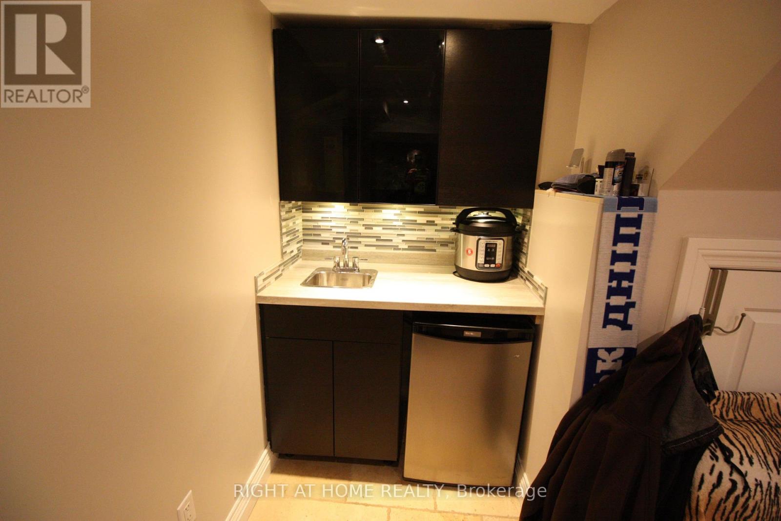 Lower - 81a Shaver Avenue N, Toronto, Ontario  M9B 4N6 - Photo 3 - W12539808