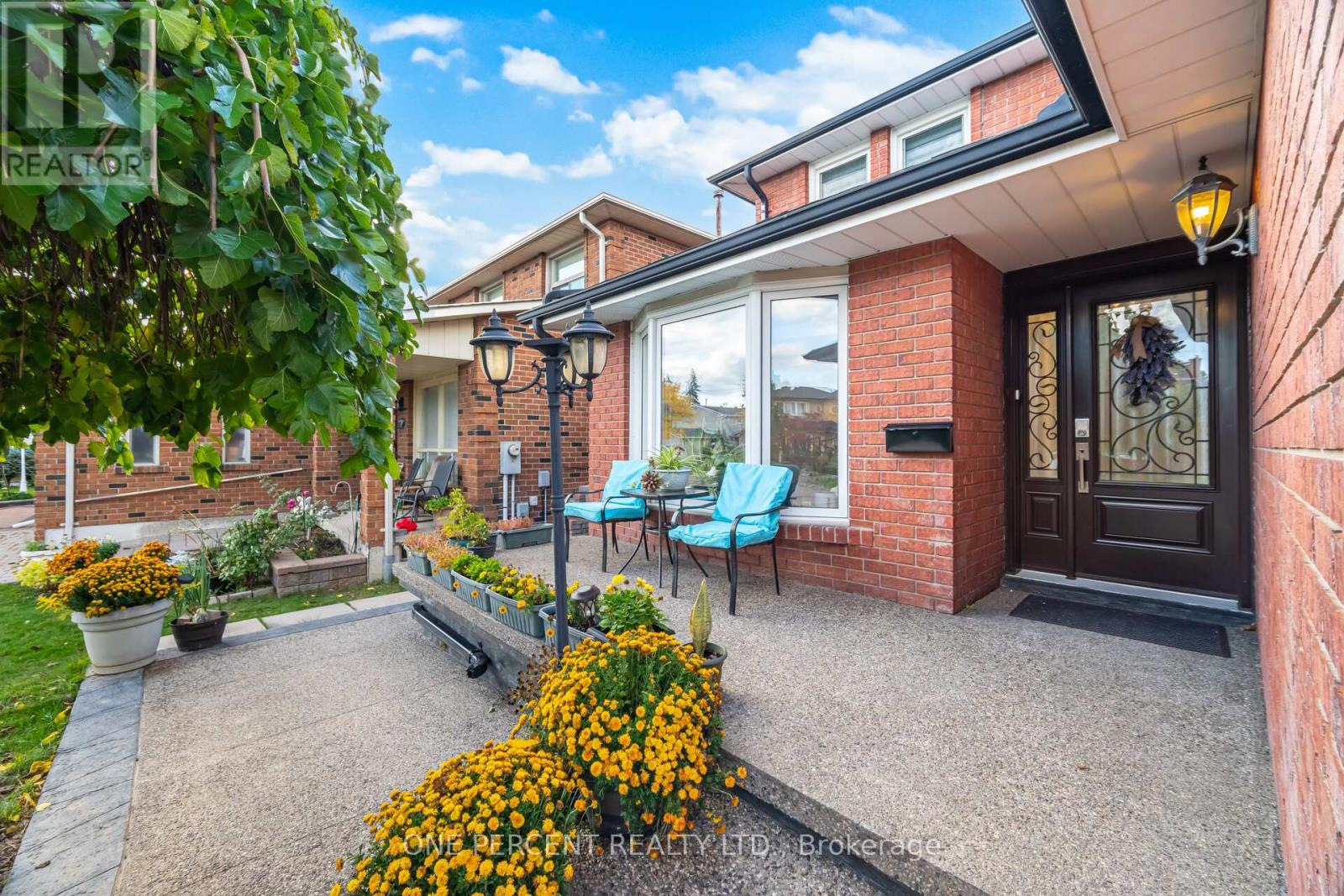 704 Bookham Crescent, Mississauga, Ontario L4Z 1T9 - Photo 2 - W12539818