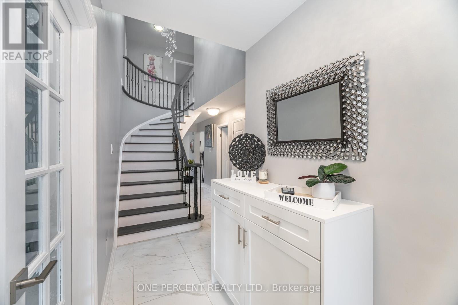 704 Bookham Crescent, Mississauga, Ontario L4Z 1T9 - Photo 3 - W12539818