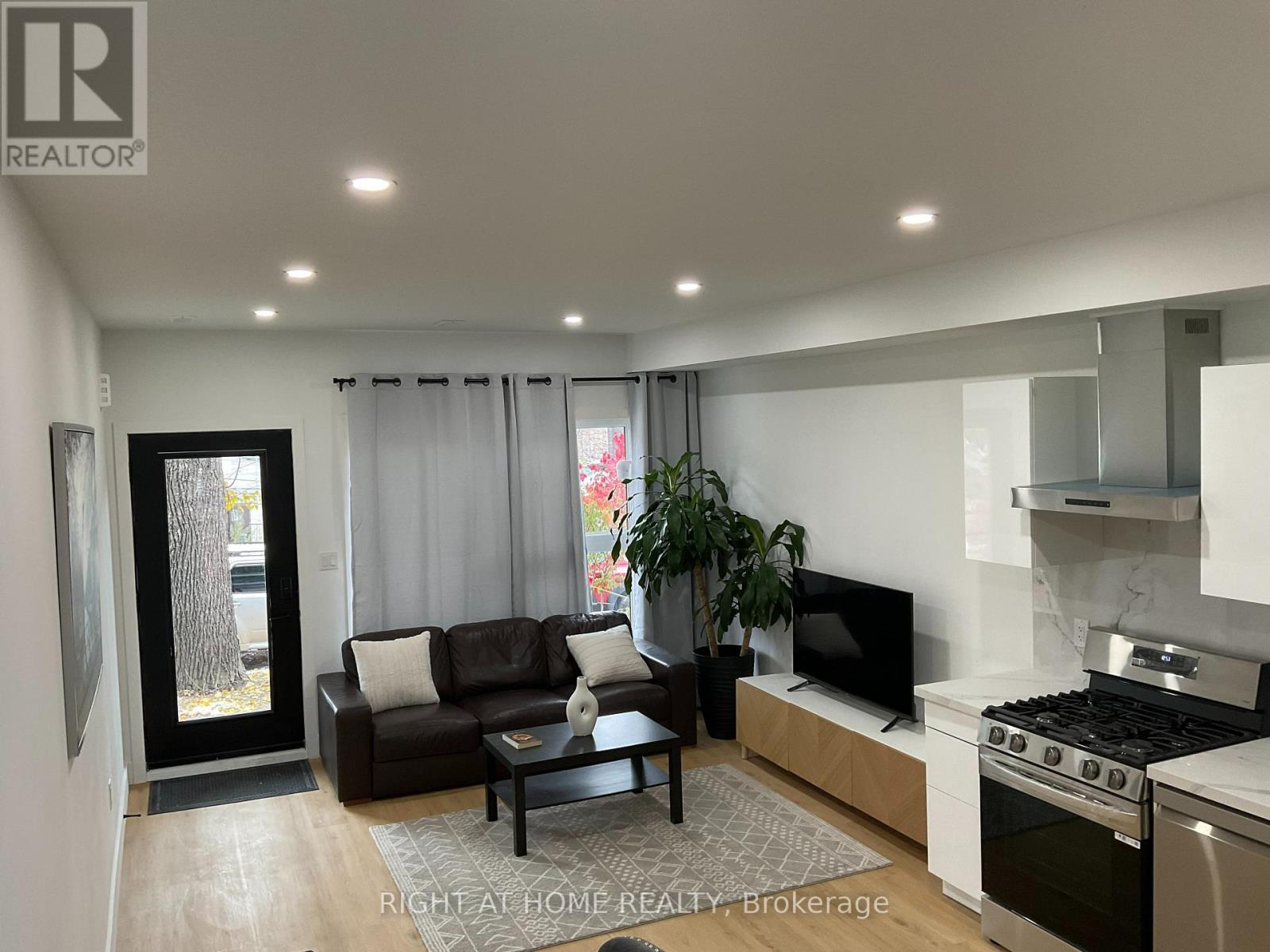 Main Floor - 674 Manning Avenue, Toronto, Ontario  M6G 2W4 - Photo 3 - C12469431