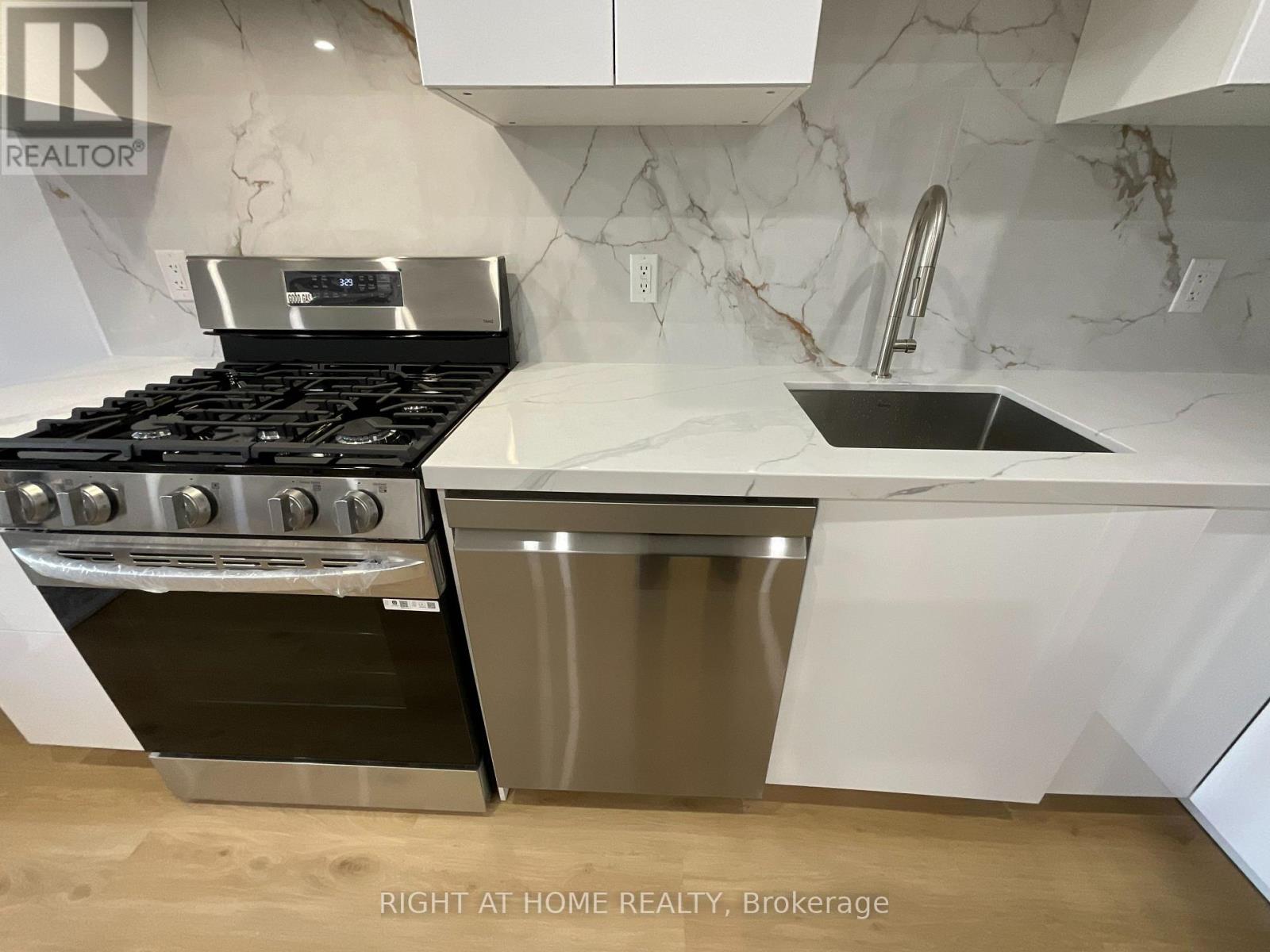 Main Floor - 674 Manning Avenue, Toronto, Ontario  M6G 2W4 - Photo 6 - C12469431