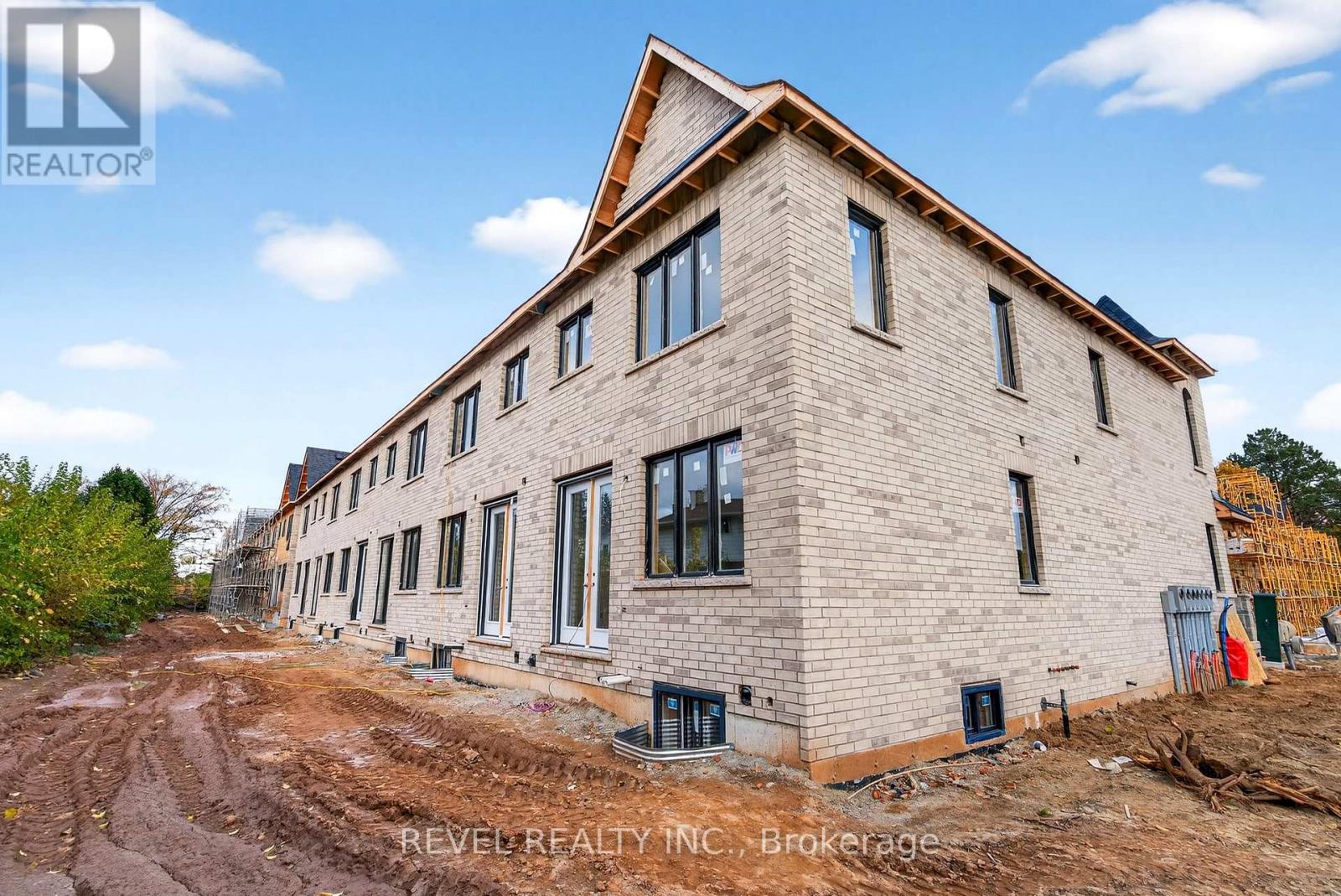 1 - 600 Maplehill Drive, Burlington, Ontario  L7N 2W3 - Photo 5 - W12485694