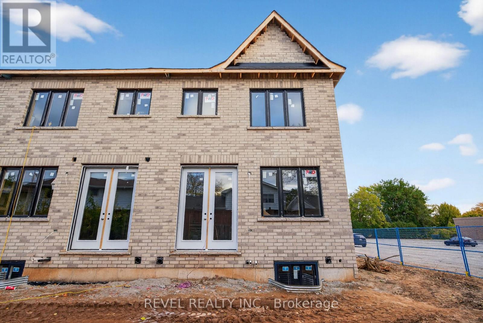 1 - 600 Maplehill Drive, Burlington, Ontario  L7N 2W3 - Photo 6 - W12485694