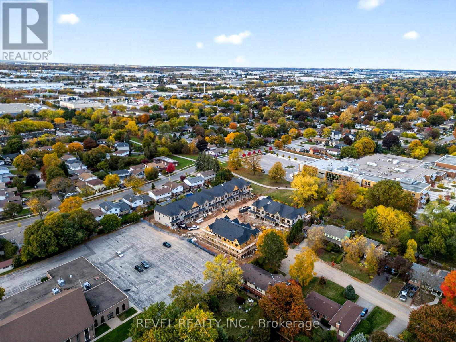 1 - 600 Maplehill Drive, Burlington, Ontario  L7N 2W3 - Photo 18 - W12485694