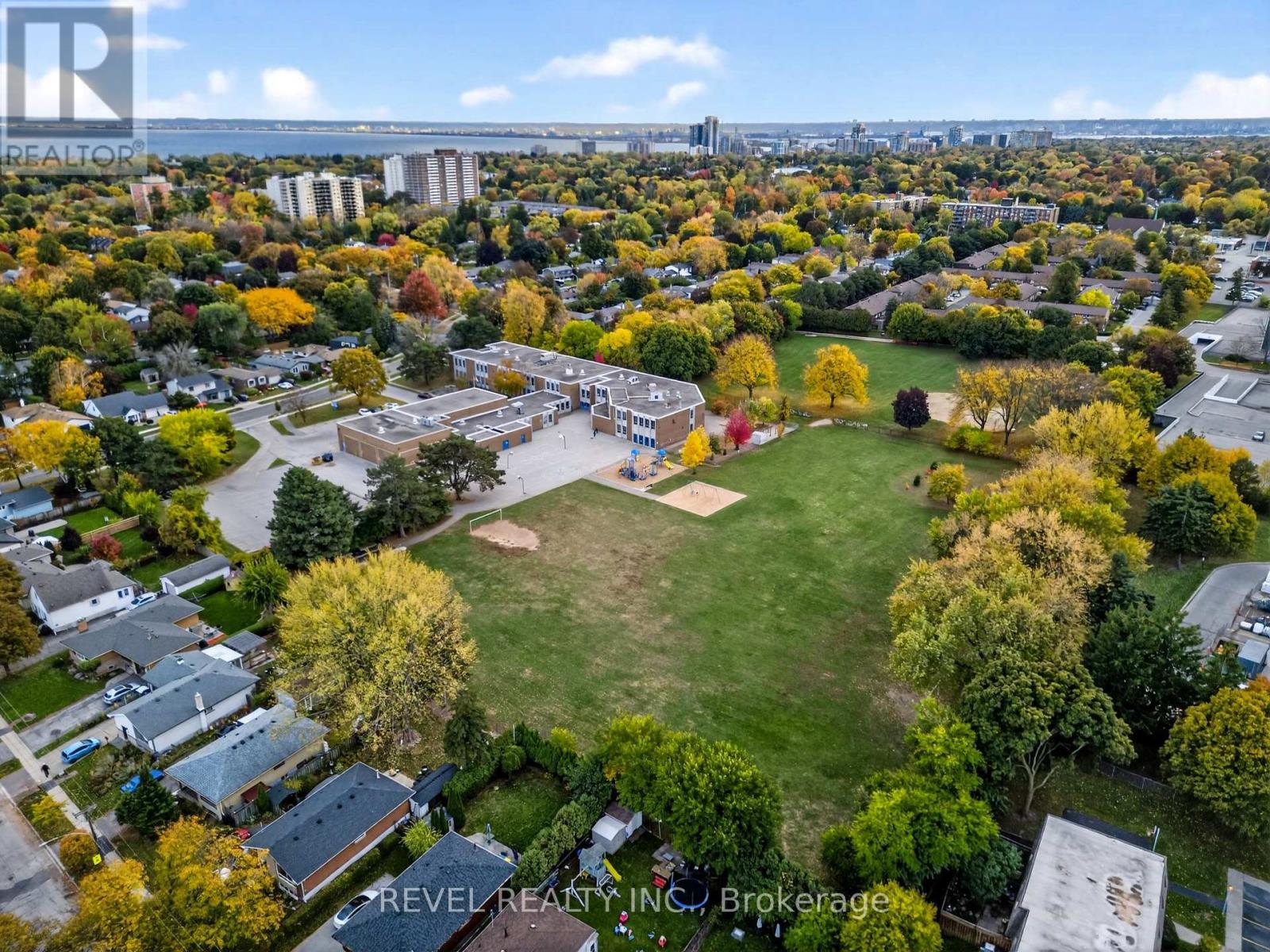 1 - 600 Maplehill Drive, Burlington, Ontario  L7N 2W3 - Photo 19 - W12485694