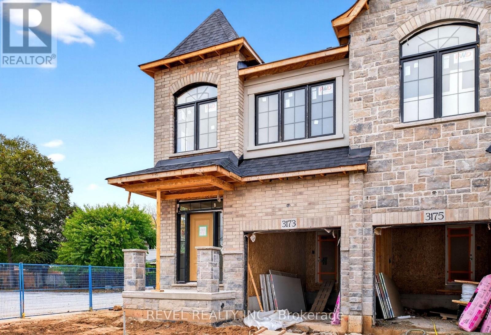 1 - 600 Maplehill Drive, Burlington, Ontario  L7N 2W3 - Photo 3 - W12485694