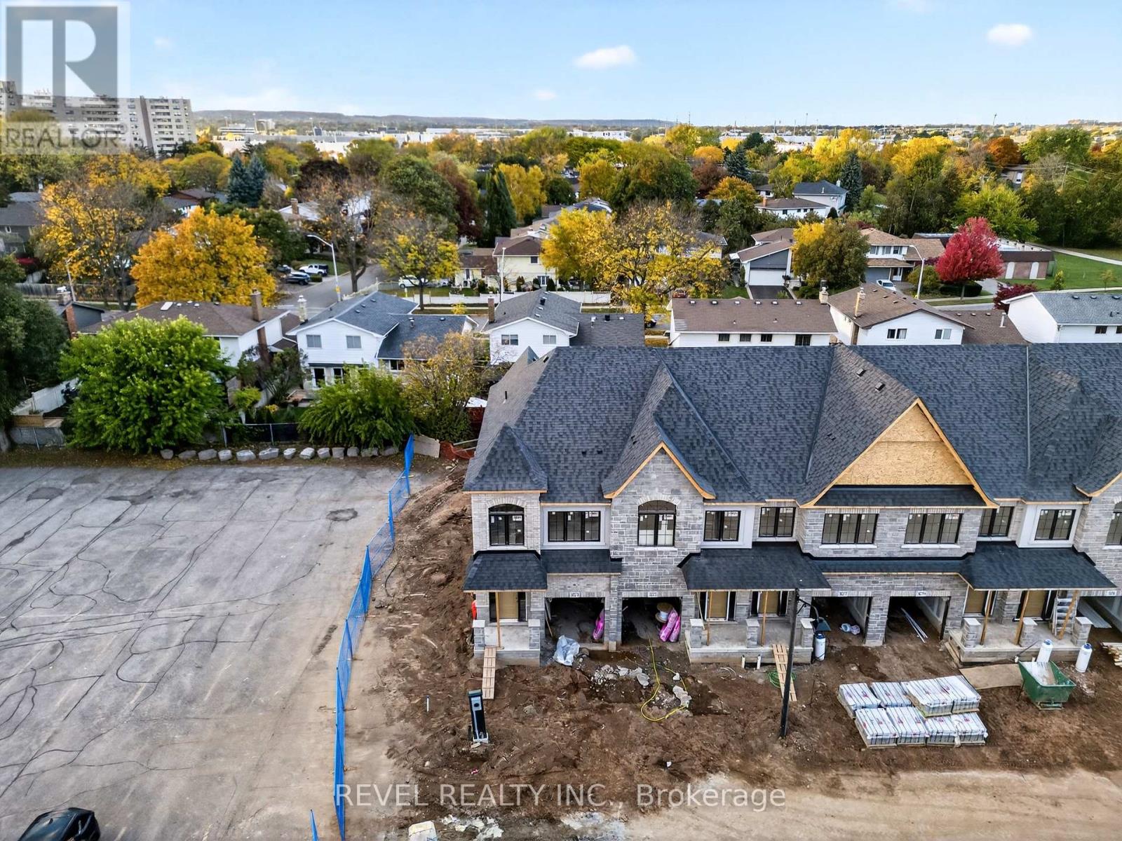 1 - 600 Maplehill Drive, Burlington, Ontario  L7N 2W3 - Photo 8 - W12485694