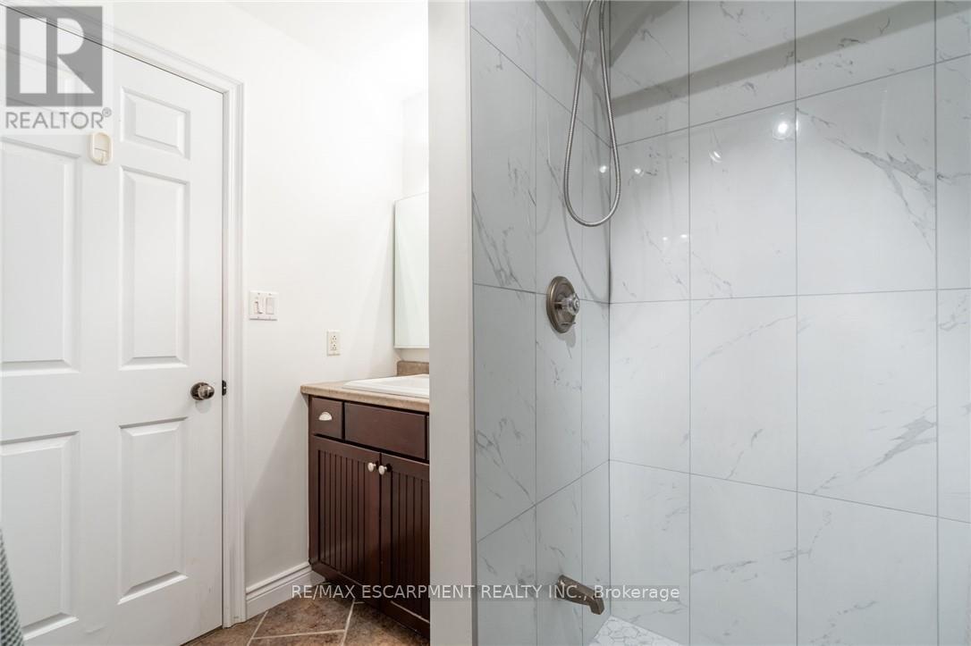 1351 Hazelton Boulevard, Burlington, Ontario  L7P 4T9 - Photo 26 - W12229418