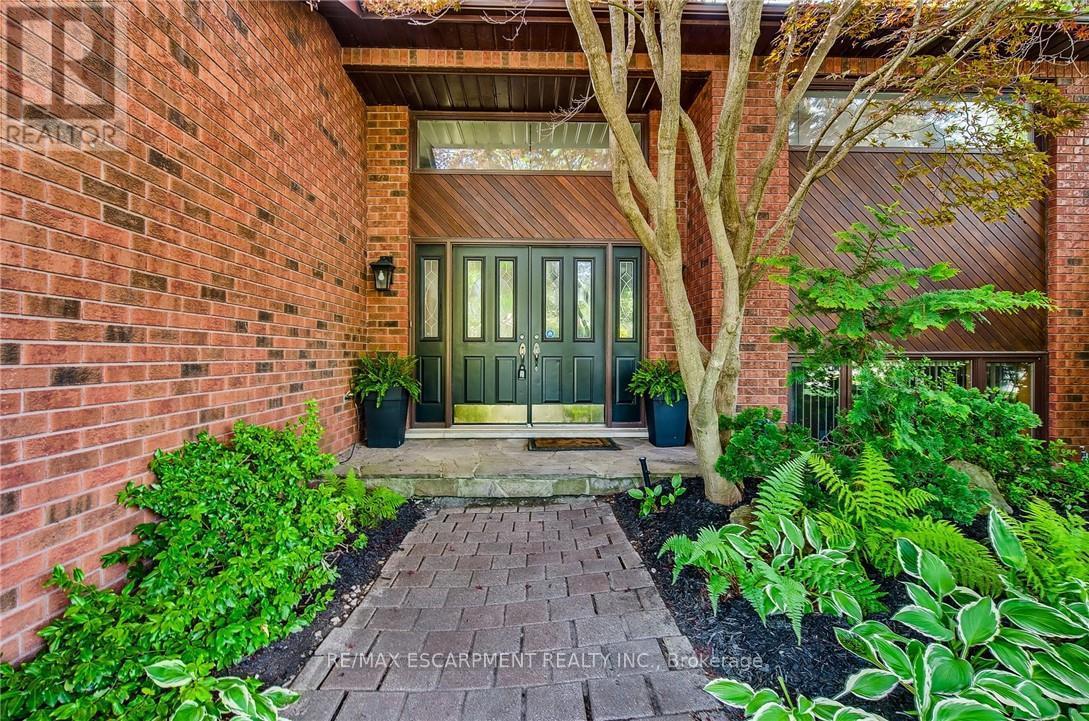 1351 Hazelton Boulevard, Burlington, Ontario  L7P 4T9 - Photo 7 - W12229418