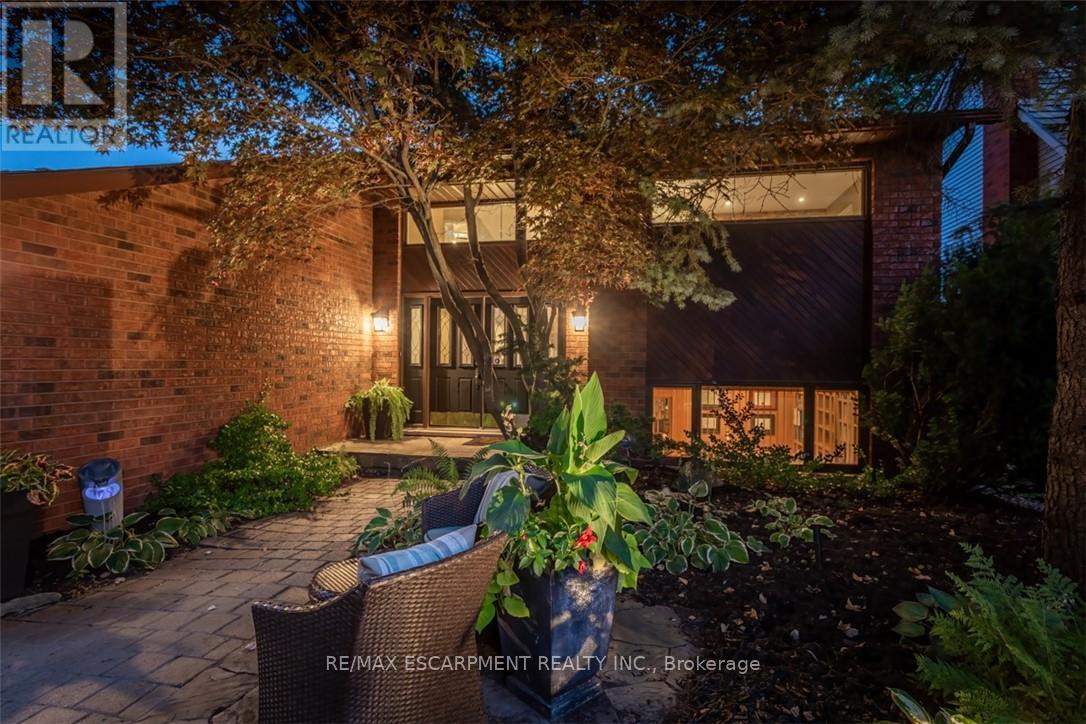 1351 Hazelton Boulevard, Burlington, Ontario  L7P 4T9 - Photo 4 - W12229418