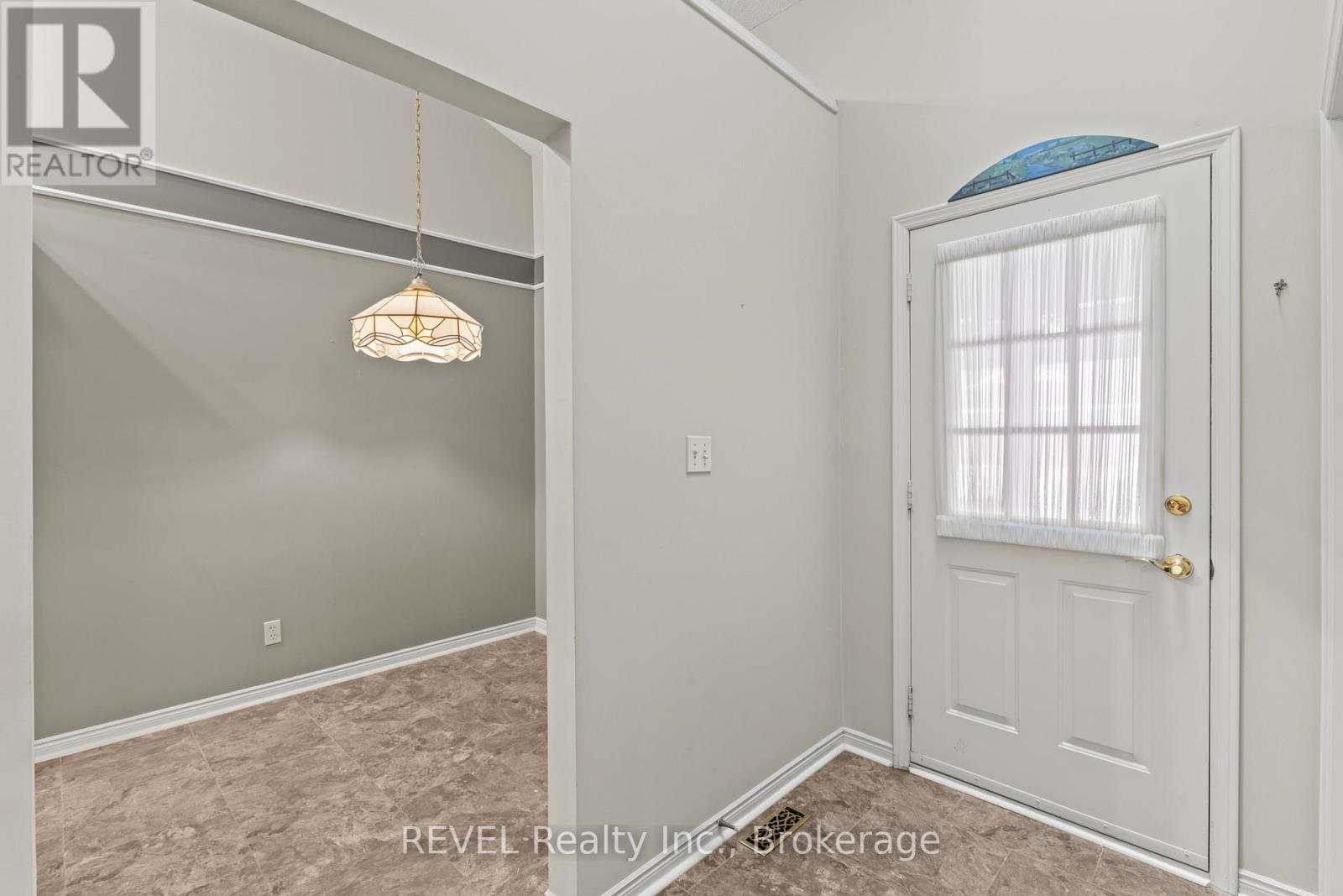 4155 Beechnut Court, Lincoln, Ontario L0R 2C0 - Photo 4 - X12539858