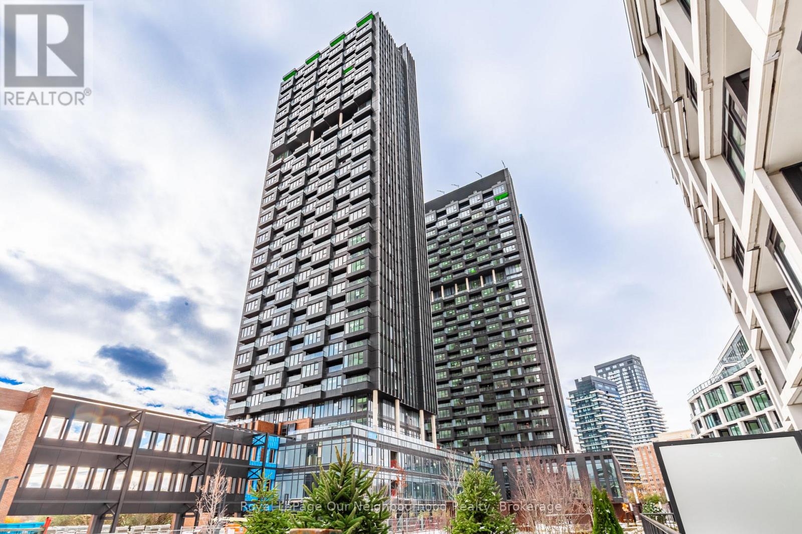 811 - 1 QUARRINGTON LANE, Toronto, Ontario